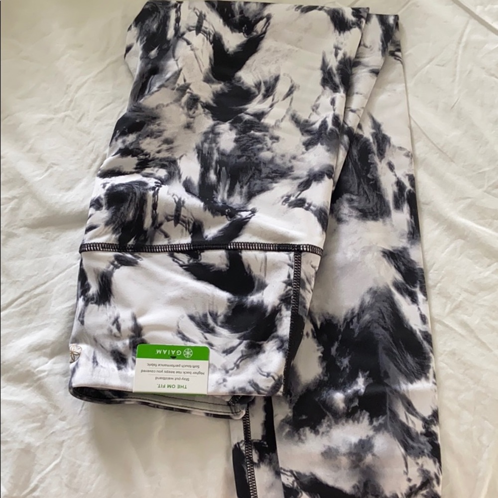 Black and white tie dye print leggings